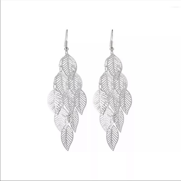 Jewelry - Multi leaf silver tone dangle earrings NEW
